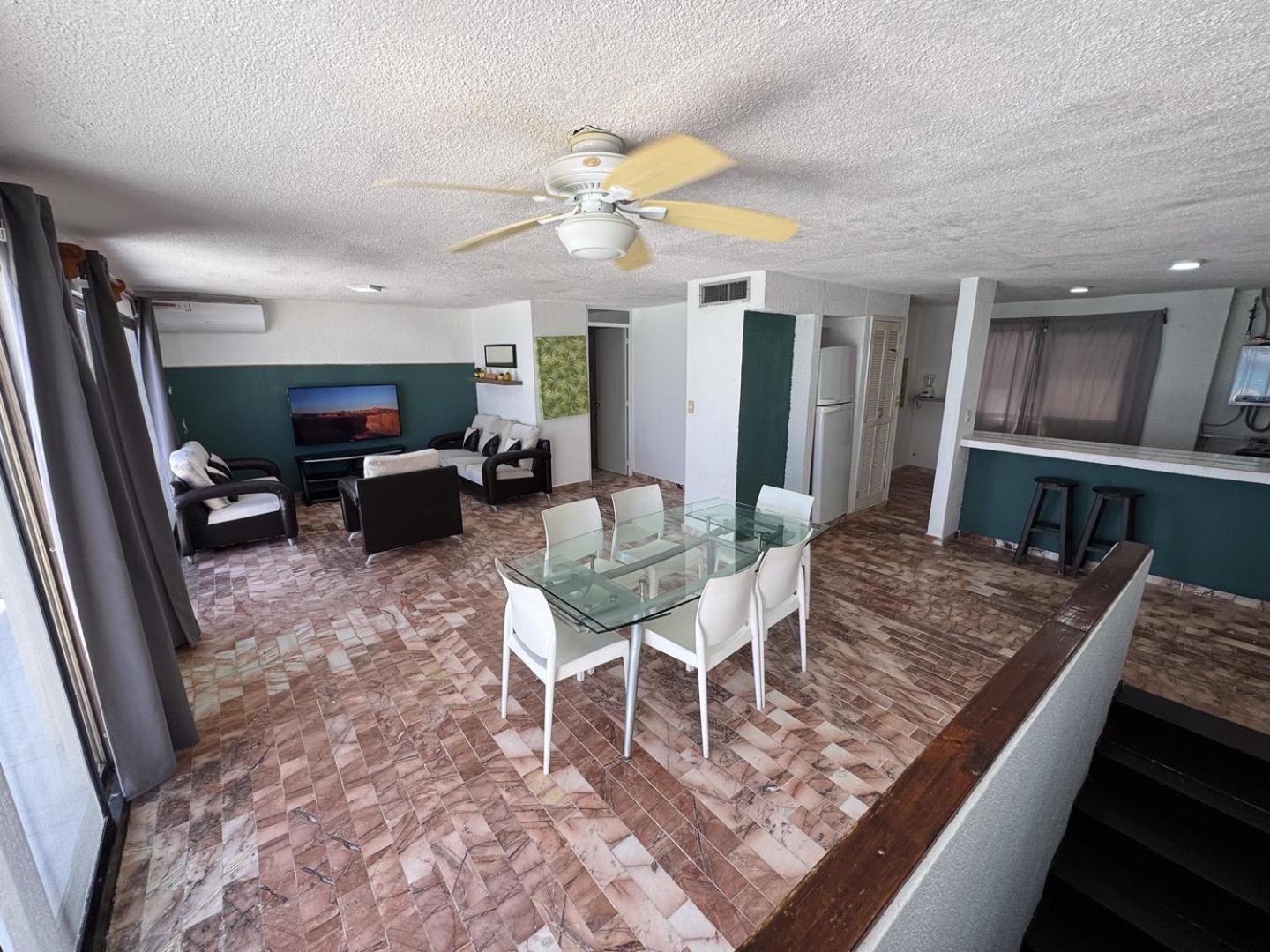 Spacious 2-story, 4 Bedrooms, Ocean View Balcony Cancun