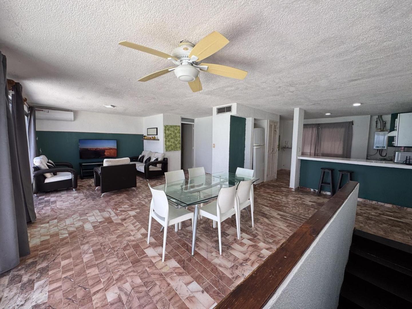Apartment Spacious 2-story, 4 Bedrooms, Ocean View Balcony *