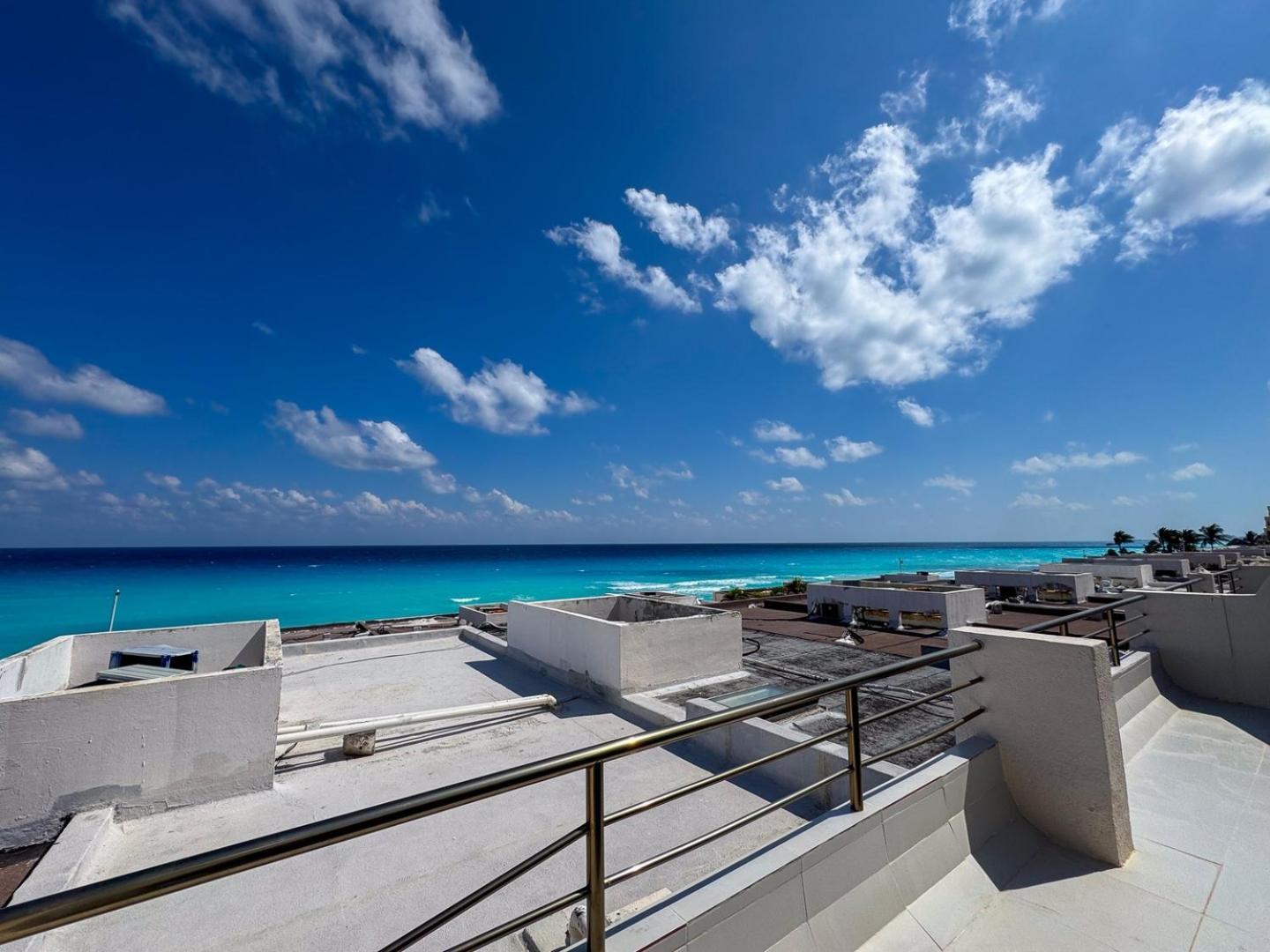 Spacious 2-story, 4 Bedrooms, Ocean View Balcony Cancun