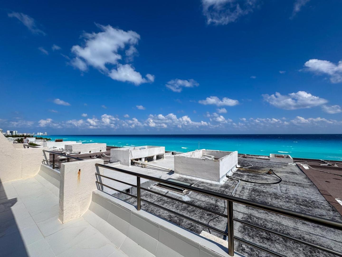 Apartment Spacious 2-story, 4 Bedrooms, Ocean View Balcony Cancun