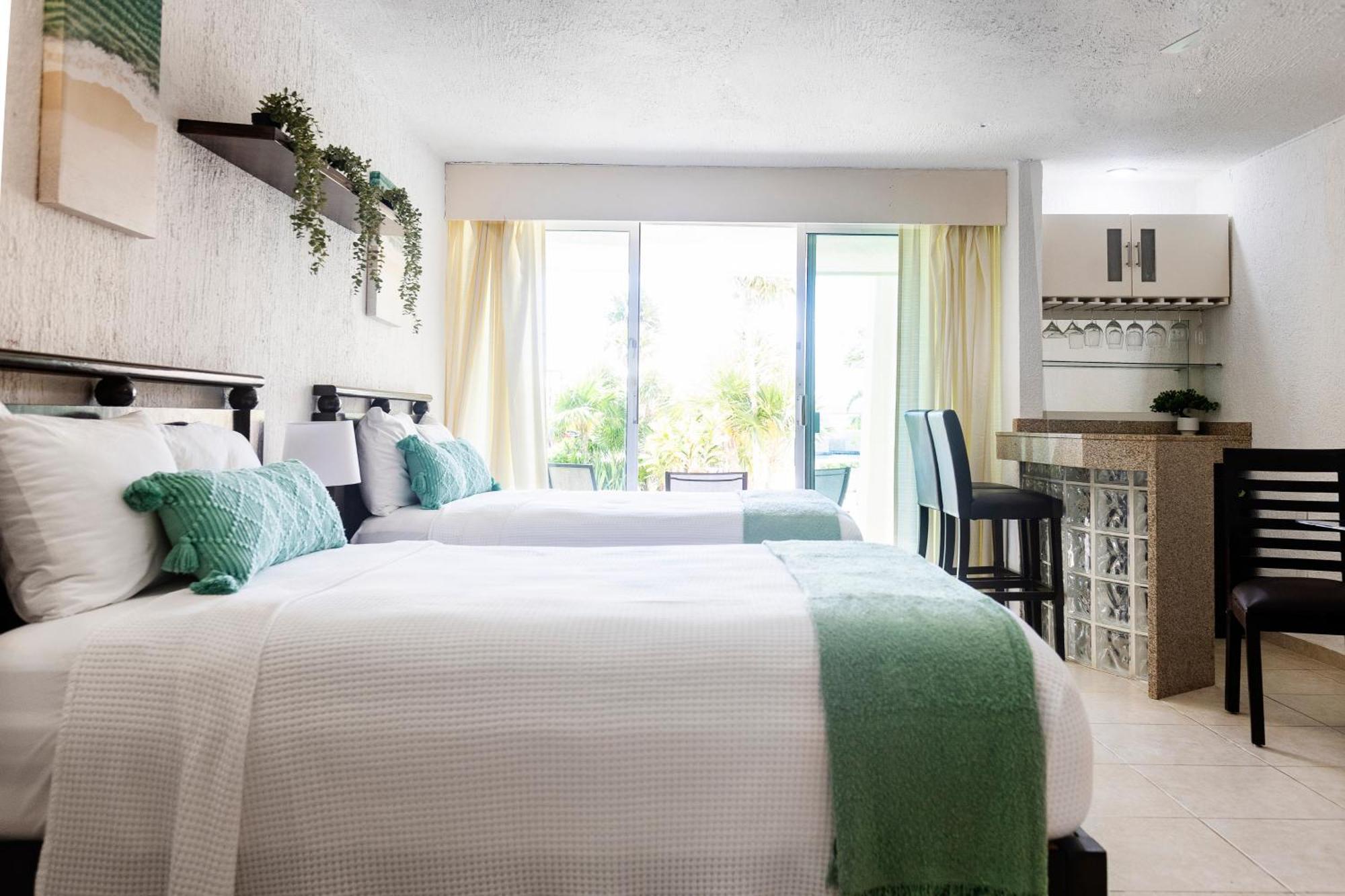 Apartment One Bedroom Garden Level With Partial Ocean View Zone *