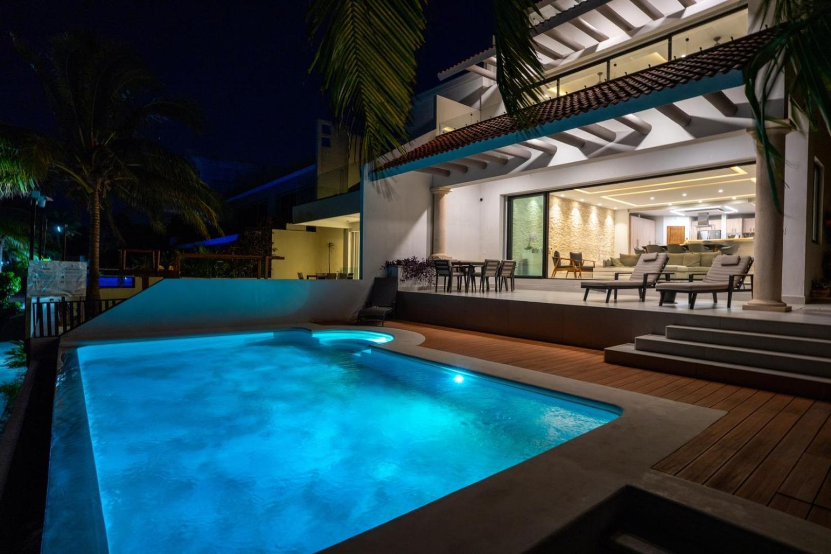Holiday home 6br Modern Oceanfront W/ Infinity Pool