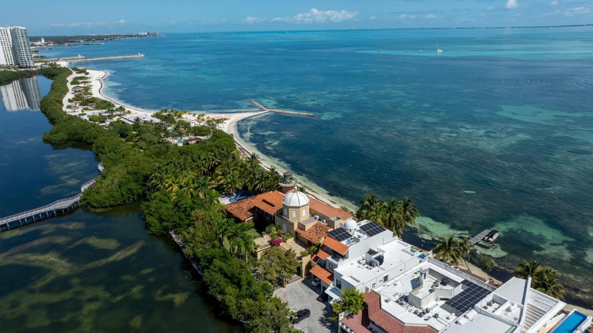 Holiday home 6br Modern Oceanfront W/ Infinity Pool