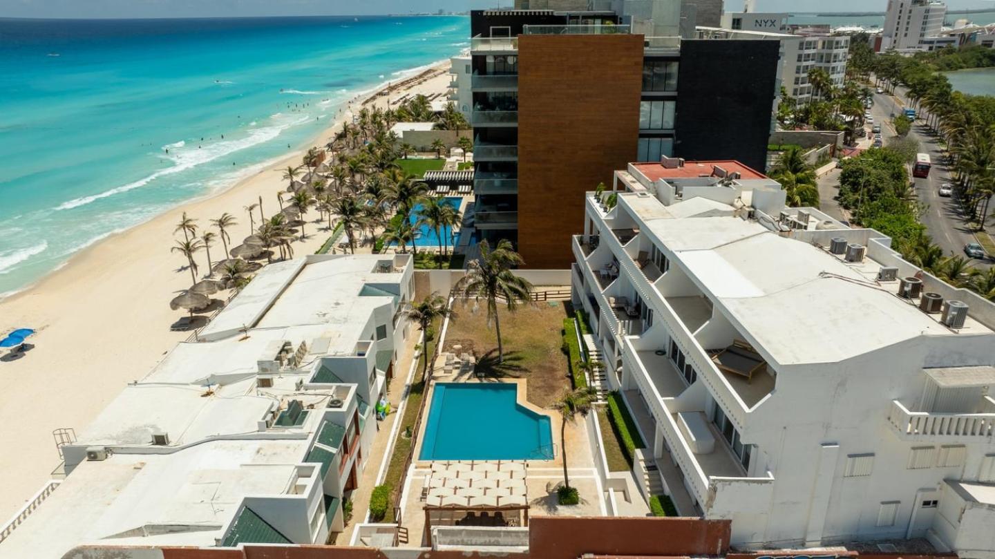Beachfront With Stunning Views And Pool Holiday home *
