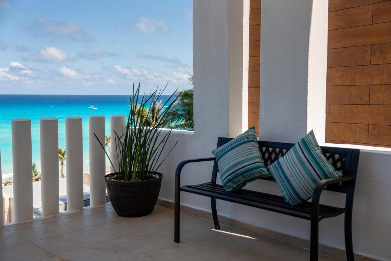 Beachfront With Stunning Views And Pool Holiday home