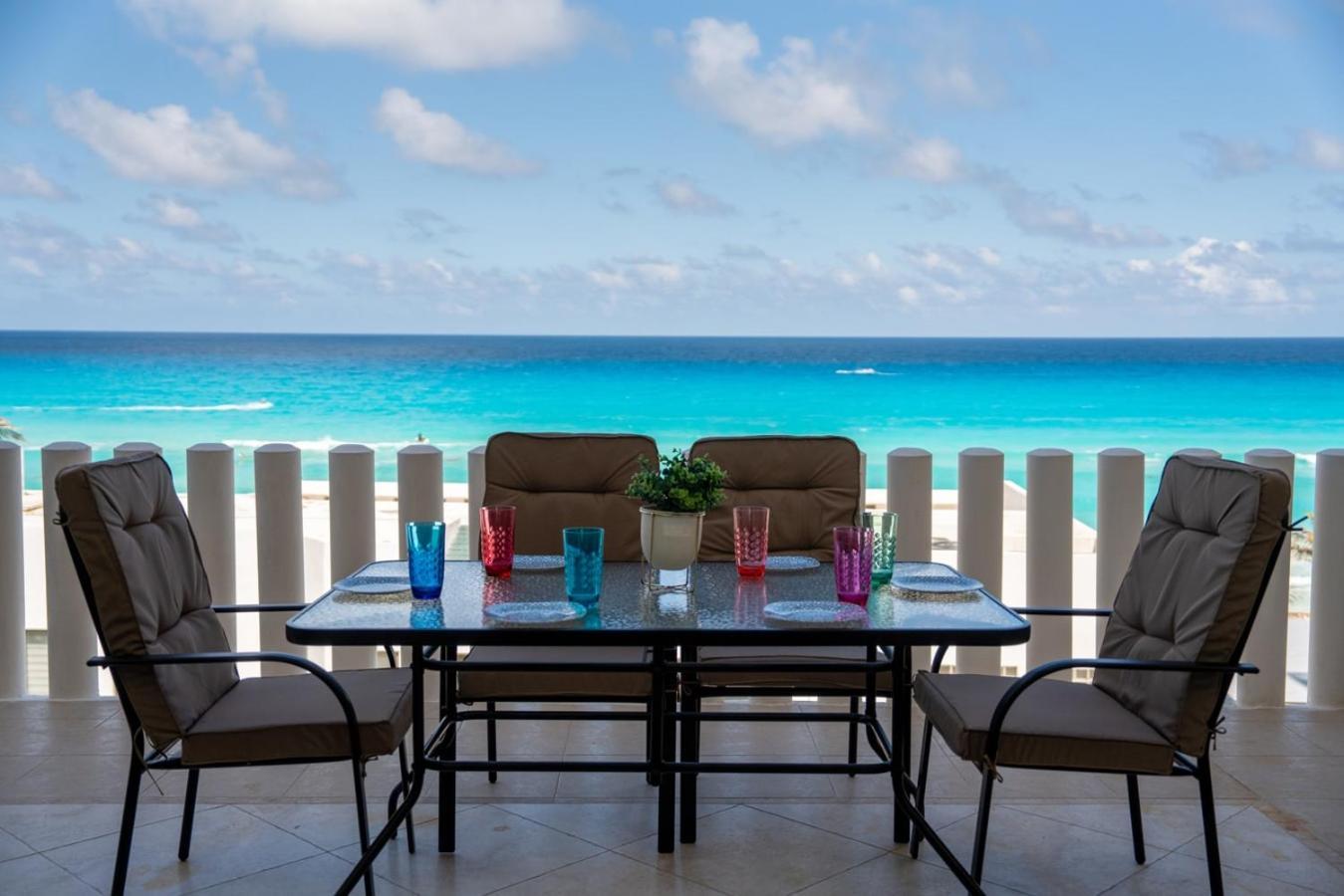 Beachfront With Stunning Views And Pool Holiday home *