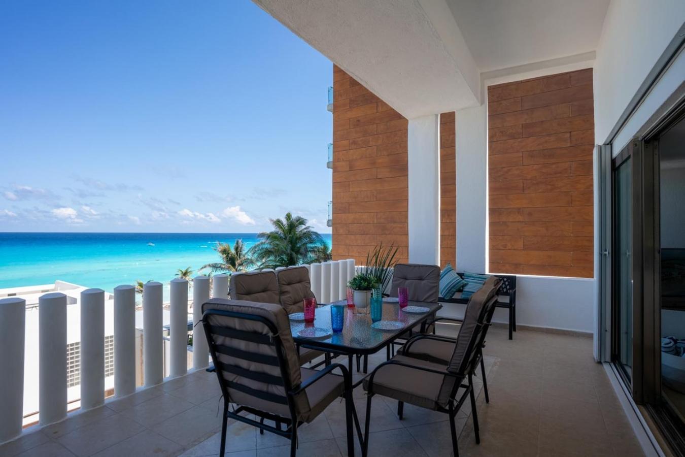 Beachfront With Stunning Views And Pool Holiday home