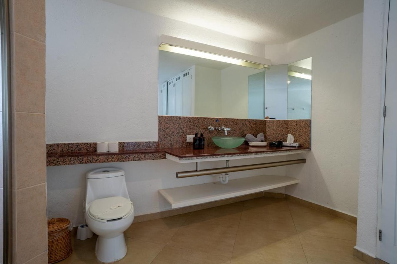 Beachfront With Stunning Views And Pool Holiday home *