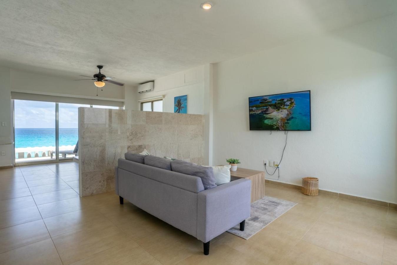 Beachfront With Stunning Views And Pool Holiday home