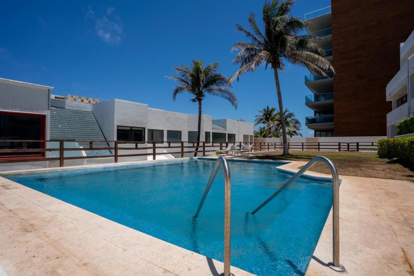 Beachfront With Stunning Views And Pool Holiday home