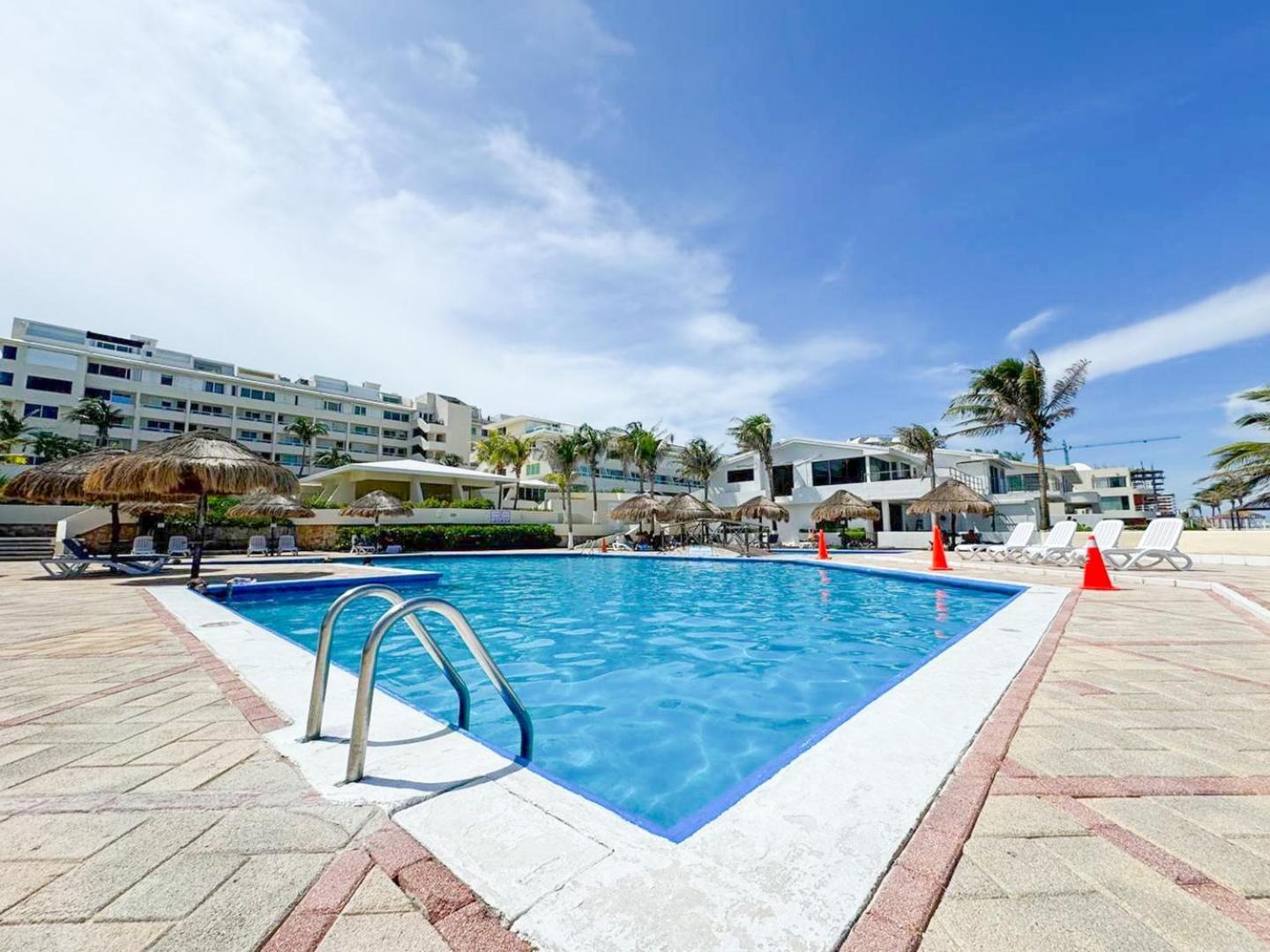 C/view, & Pool Access Apartment *