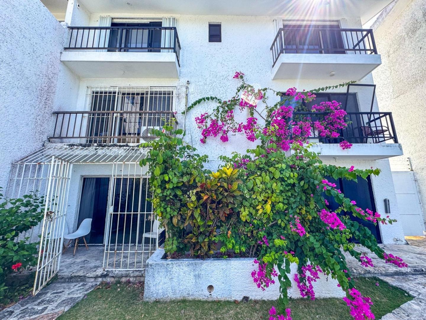 2-story W/pool Access, Balcony & Terrace Apartamento