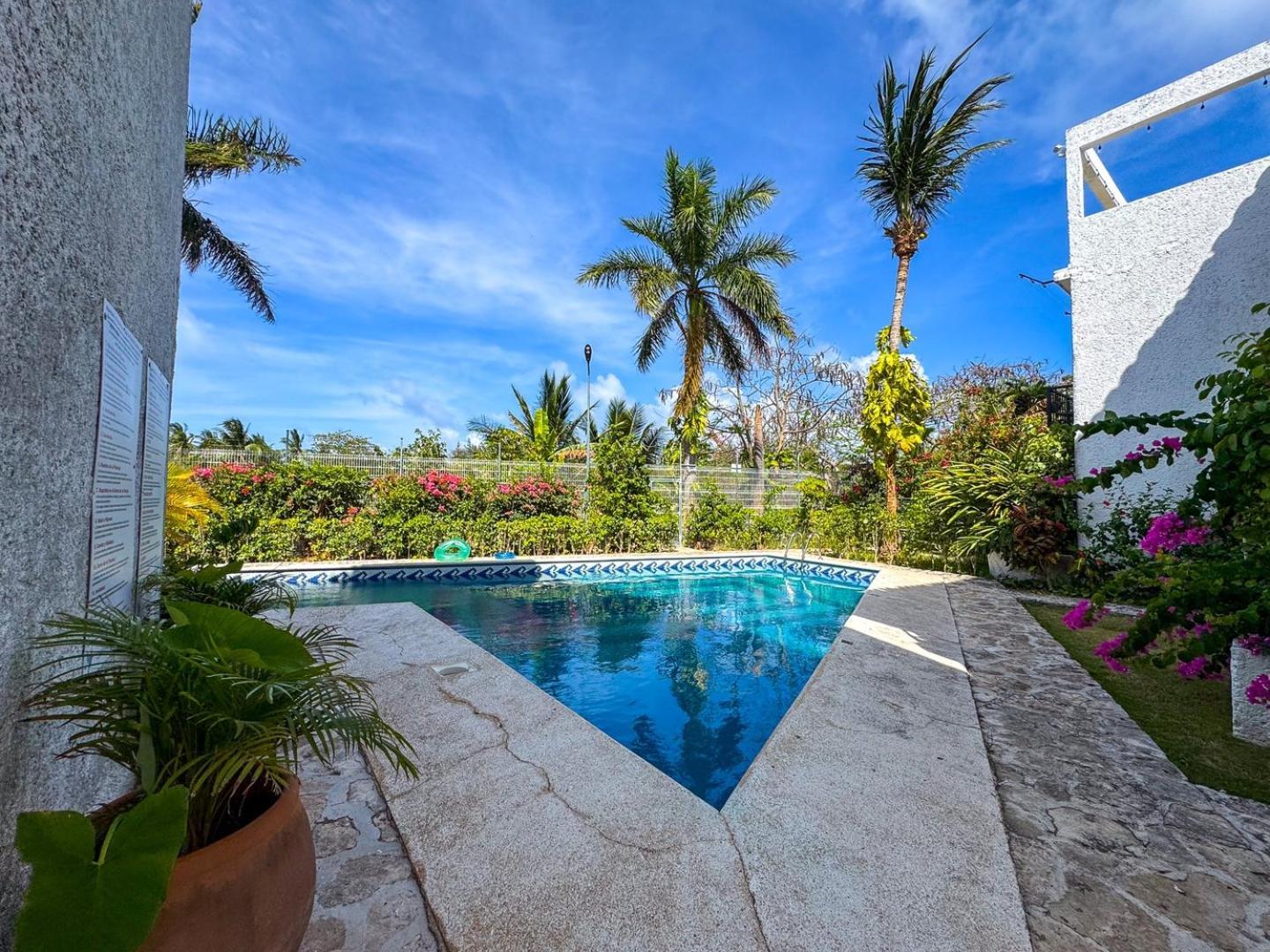 2-story W/pool Access, Balcony & Terrace Apartamento