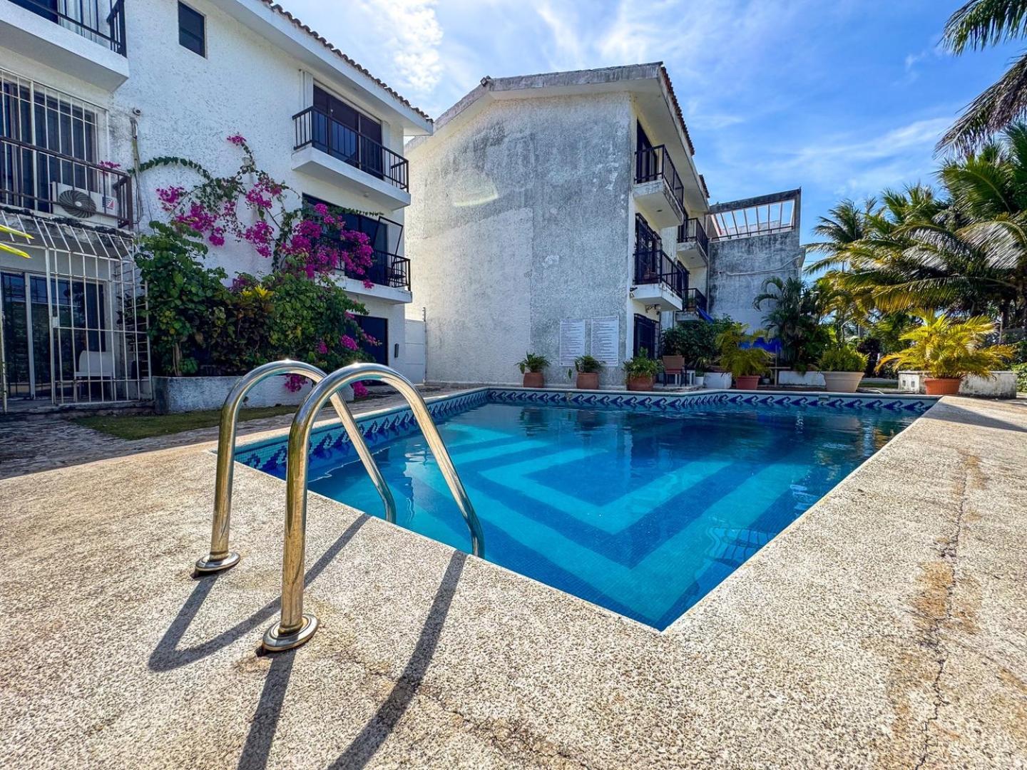 Apartamento 2-story W/pool Access, Balcony & Terrace *