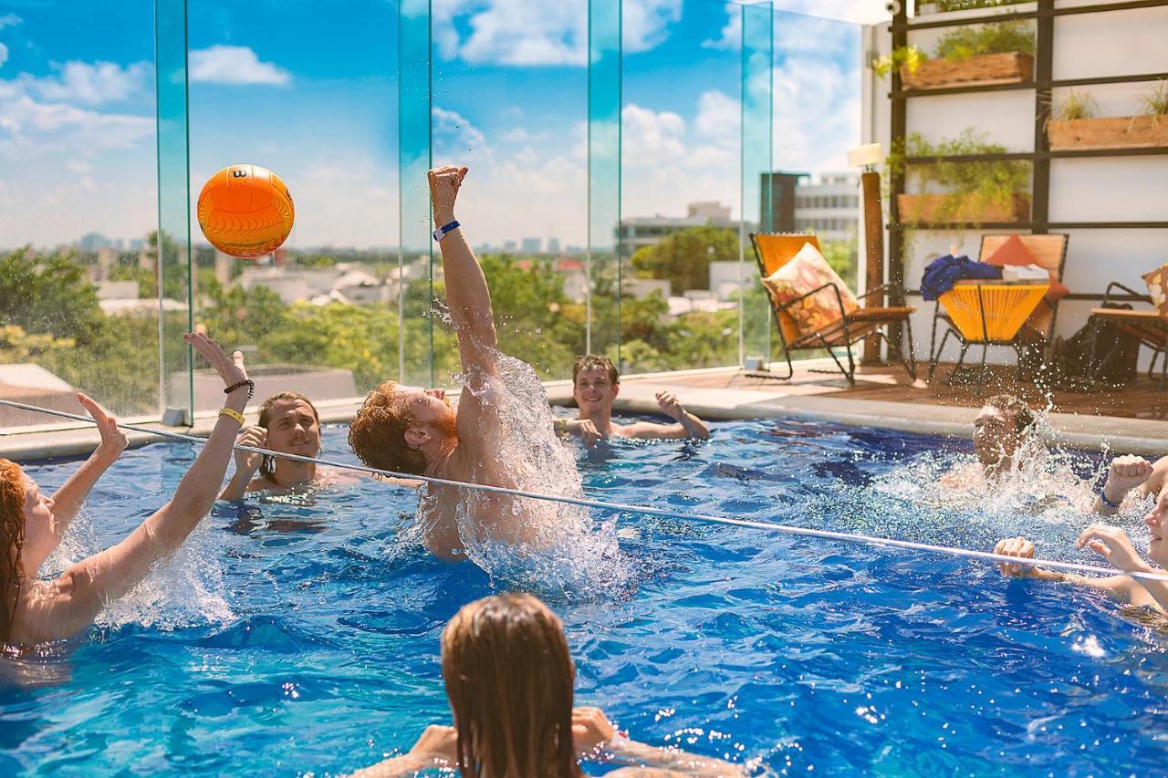 Nomads & Rooftop Pool Hostel *