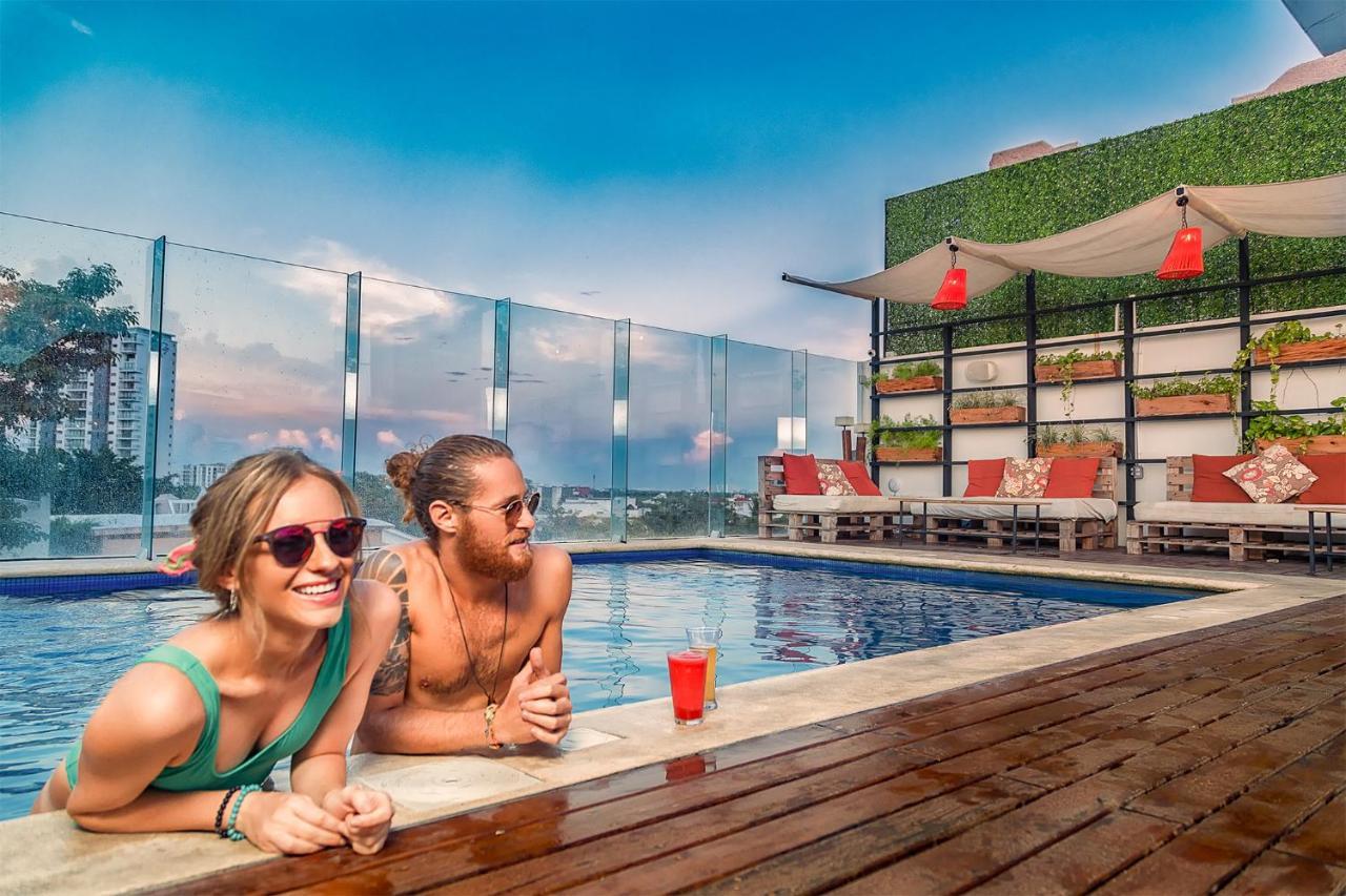 Nomads & Rooftop Pool Hostel *