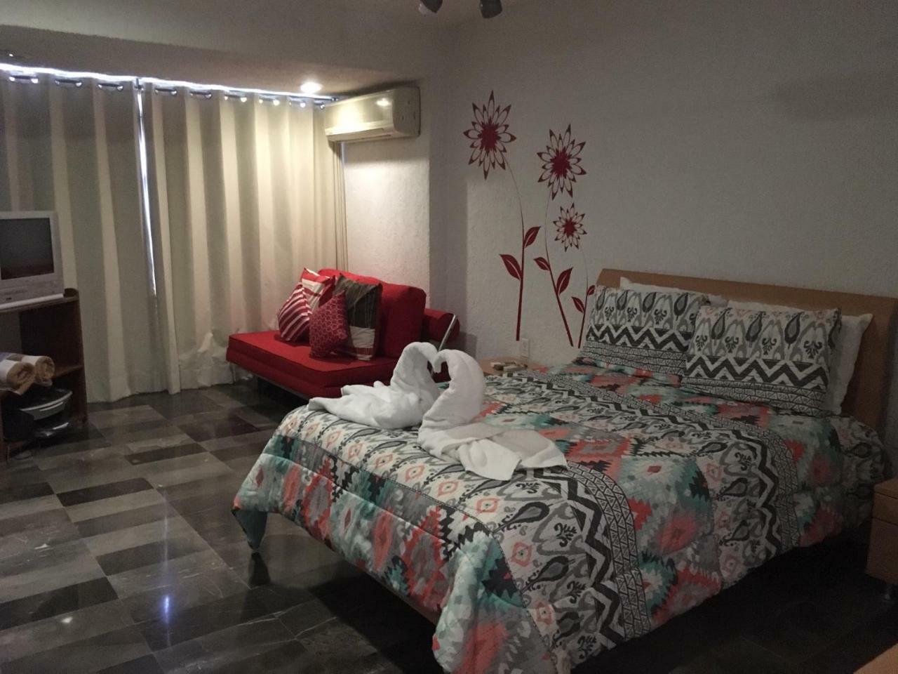 Large House - Walking To - 10 Guests! Cancun