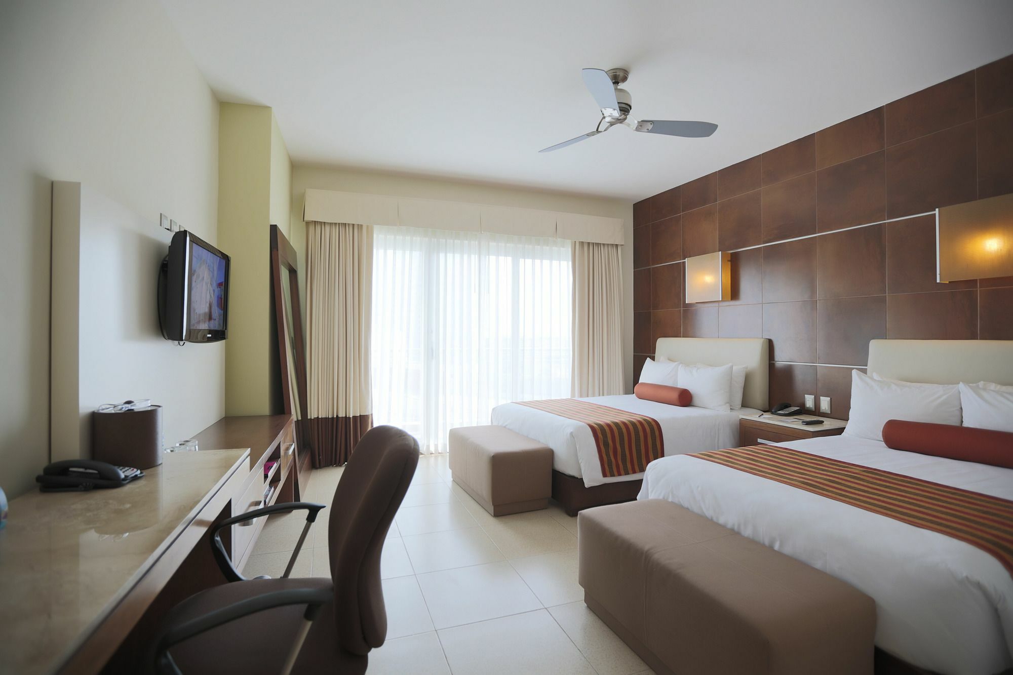 Hotel Krystal Urban & Beach Club 4*