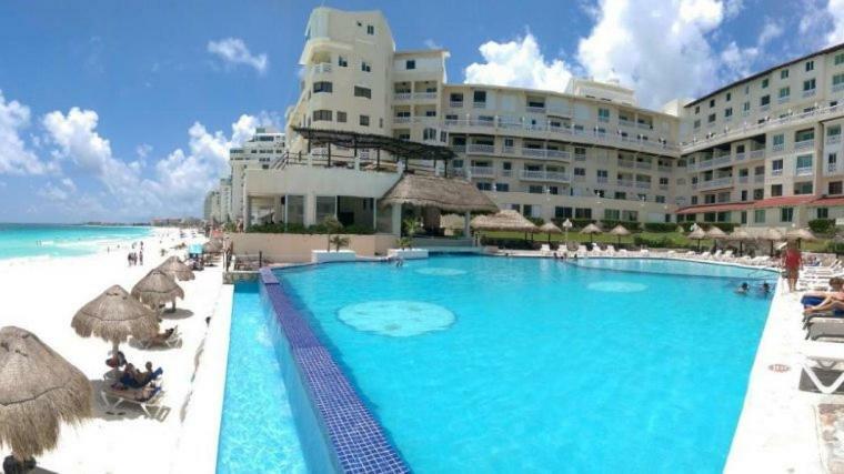 Cute, Kitchinette, Ocean Front Apartment Cancun