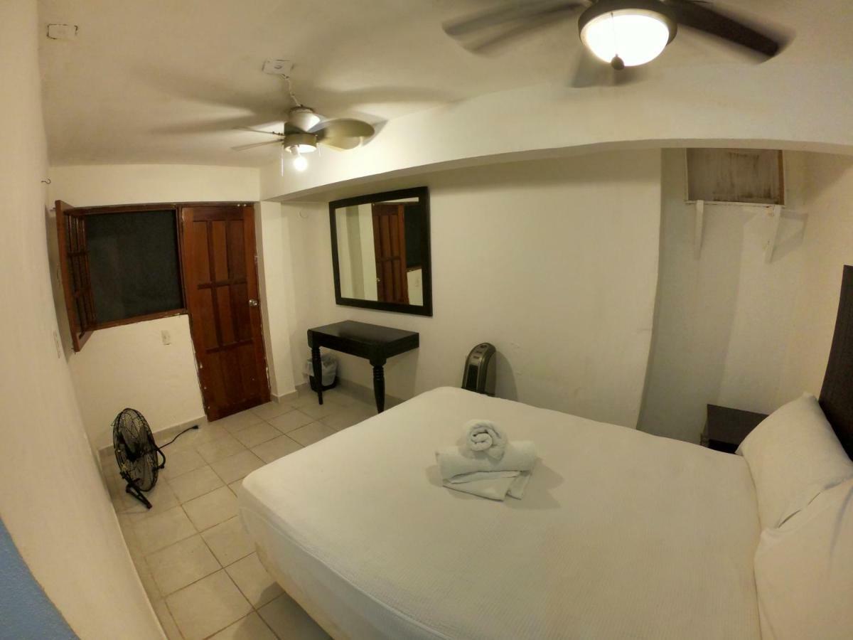 Granada 6 Hostel *
