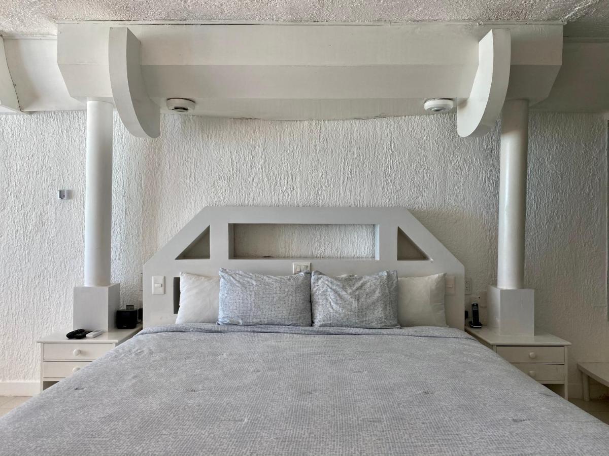 Eight Bedroom Beach House Villa Cancún