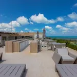 Luxury 3 Bedroom Condo Rooftop Pool, Near The Beach