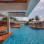 3Br Beachfront Luxury Apt W/First Class Amenities