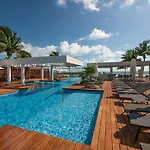 3Br Beachfront Luxury Apt W/First Class Amenities