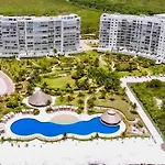 Waves Beachfront 2 Bdr By Casa Paraiso