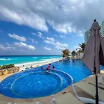 Apt With Balcony, Beach Access & Comfort, Pool