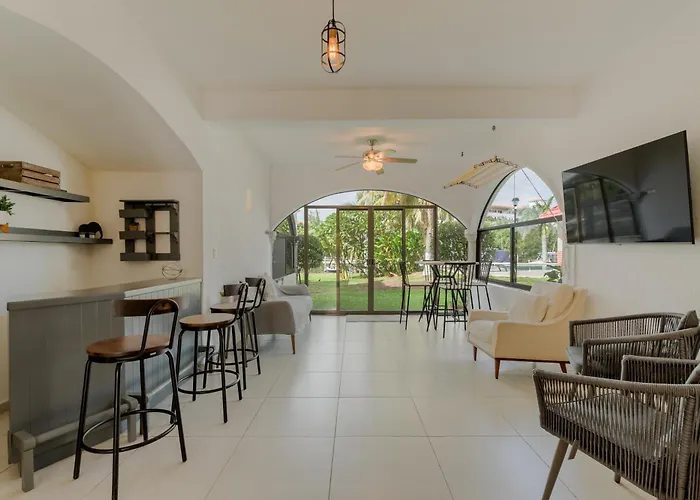 Chic Lagoon Front Villa By Casa Paraiso