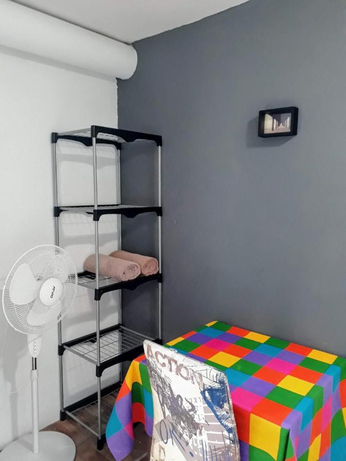 In Guest - 2, Private Bathroom, A C, Wi-fi 50 Mbps In Downtown Guest house Cancun