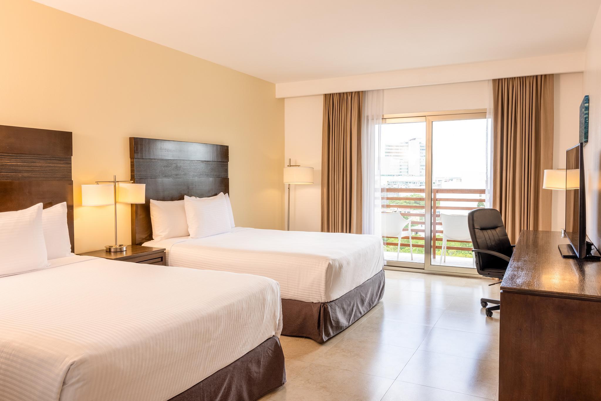 Wyndham Garden Downtown 4*
