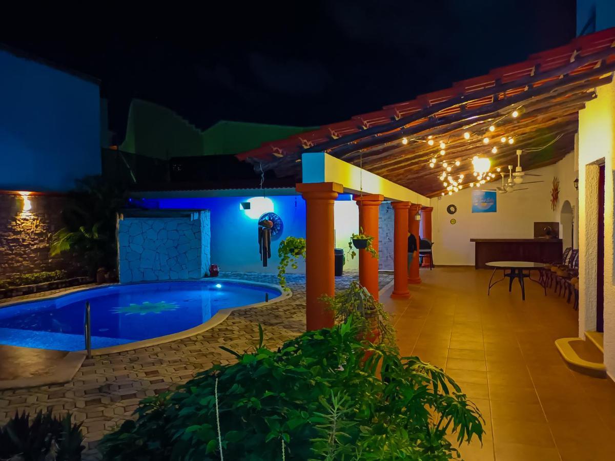 Hermosa Casa, En Renta Vacacional Con Piscina, A Tan Solo10 Minutos De La Playa, Cerca De Centros Comerciales, Restaurantes, Bares Y Supermercados * Cancún
