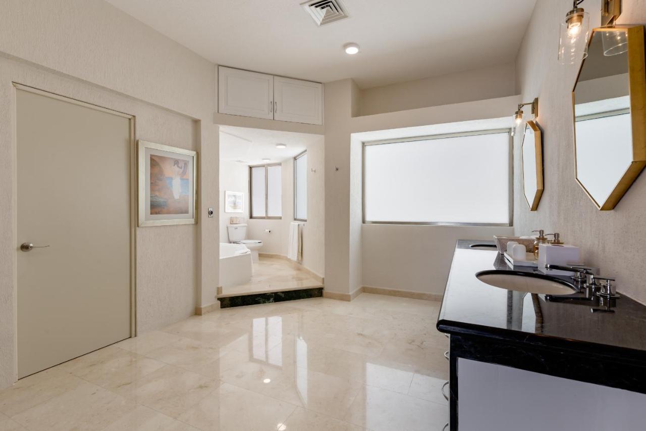 Amazing 5 Bedroom On The Beach!