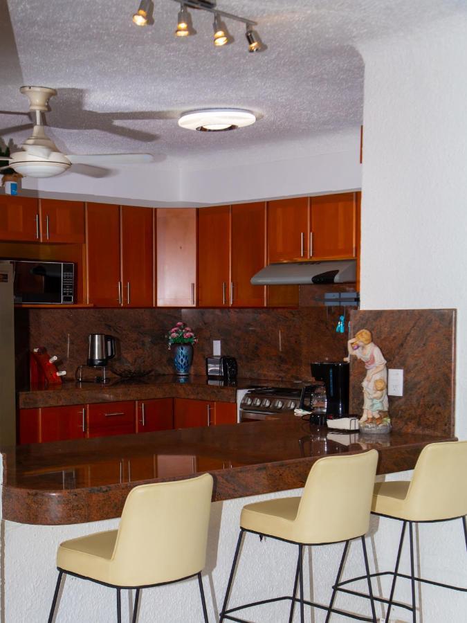 Hermosa Casa, En Renta Vacacional Con Piscina, A Tan Solo10 Minutos De La Playa, Cerca De Centros Comerciales, Restaurantes, Bares Y Supermercados * Cancún