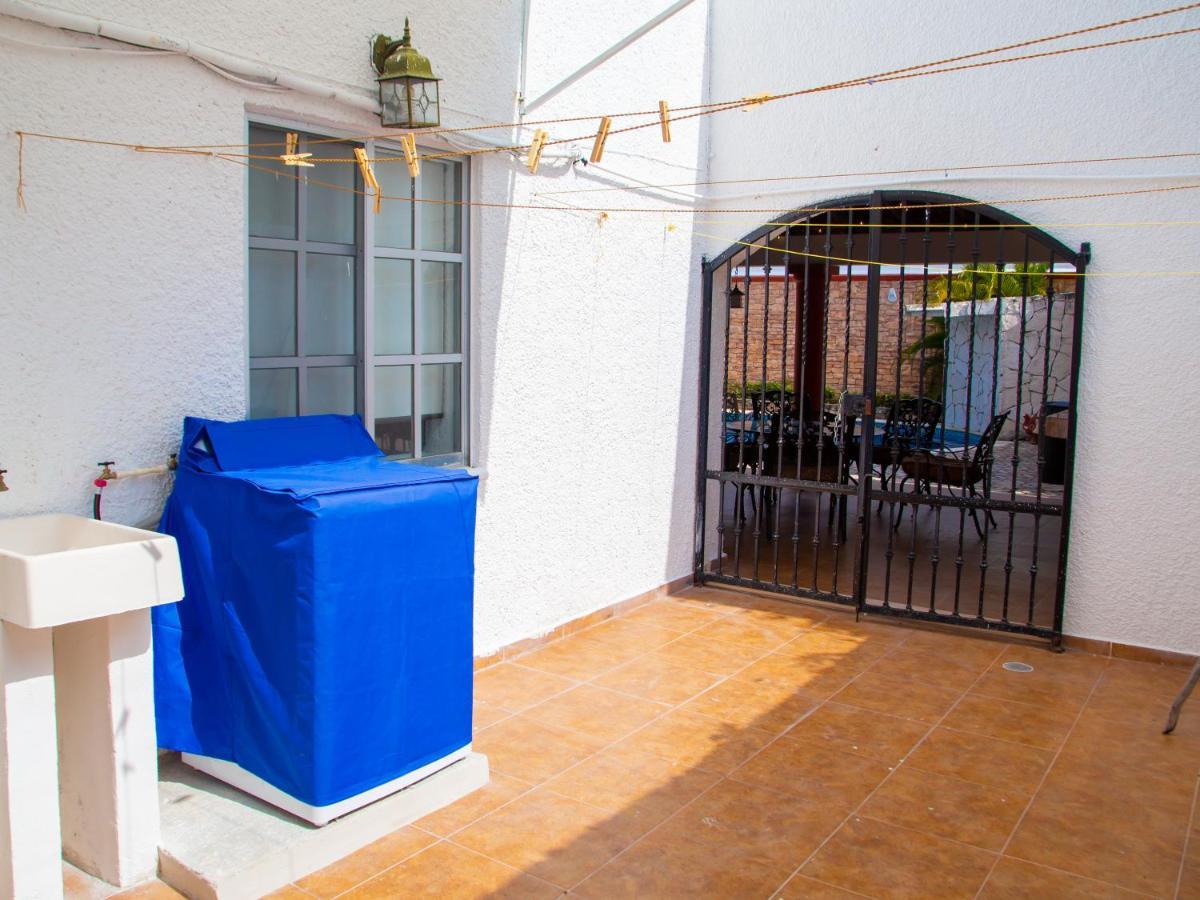 Hermosa Casa, En Renta Vacacional Con Piscina, A Tan Solo10 Minutos De La Playa, Cerca De Centros Comerciales, Restaurantes, Bares Y Supermercados * Cancún