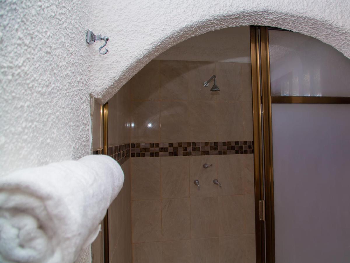 Hermosa Casa, En Renta Vacacional Con Piscina, A Tan Solo10 Minutos De La Playa, Cerca De Centros Comerciales, Restaurantes, Bares Y Supermercados * Cancún