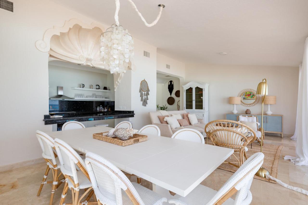 Amazing 5 Bedroom On The Beach! *