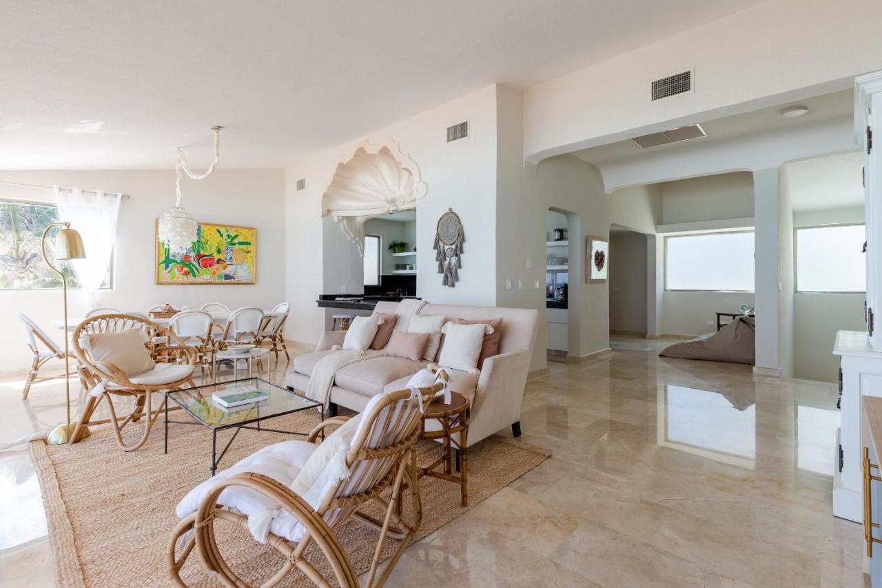 Amazing 5 Bedroom On The Beach! *