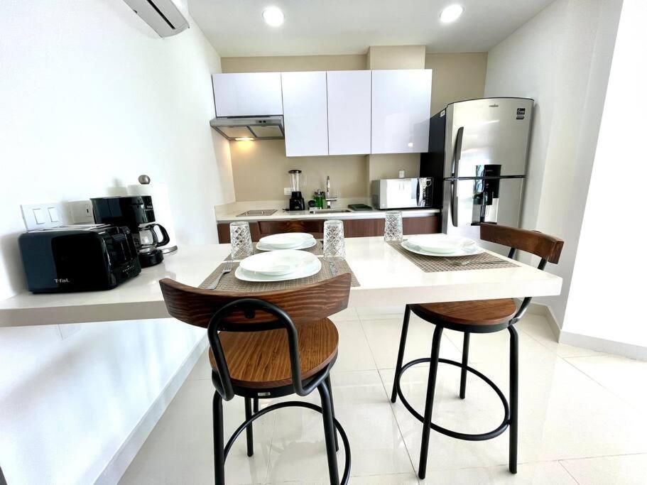 Beautiful Loft With Unique Rooftop & Location! Apartment