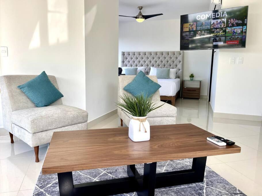 Beautiful Loft With Unique Rooftop & Location! *