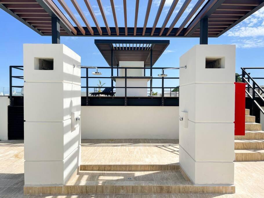 Beautiful Loft With Unique Rooftop & Location! *