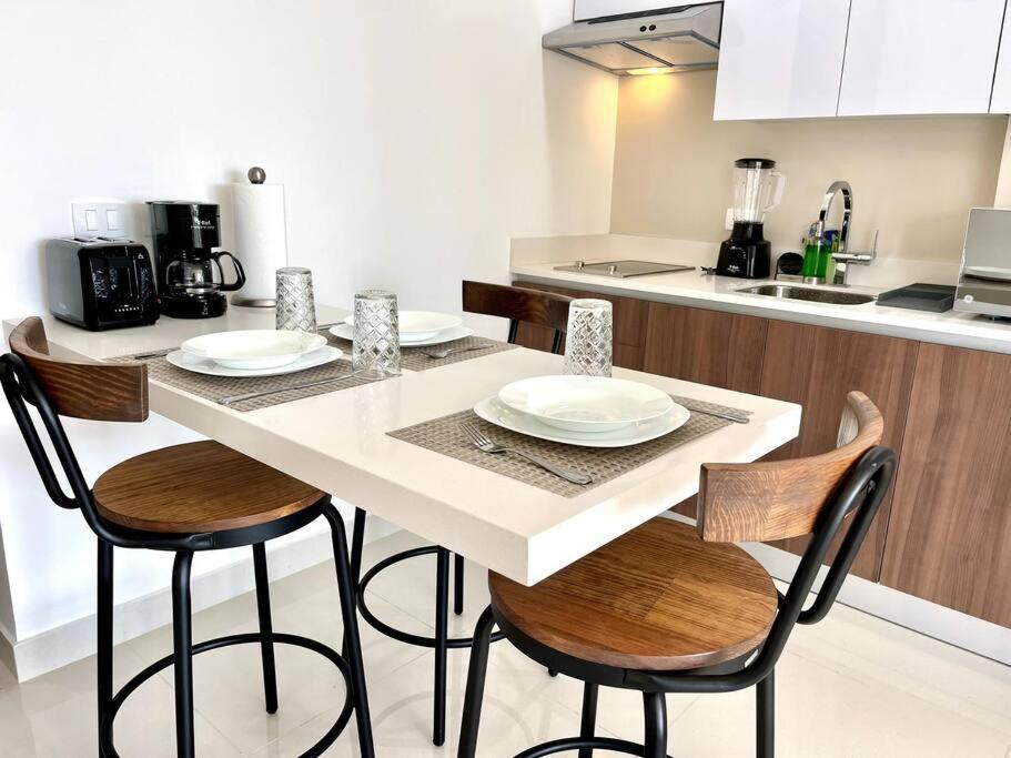 Beautiful Loft With Unique Rooftop & Location! Apartment *