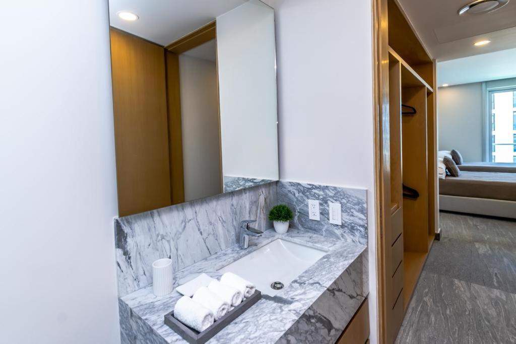 Apartment Luxury 3 Bedroom Rooftop Pool, Near The Beach *