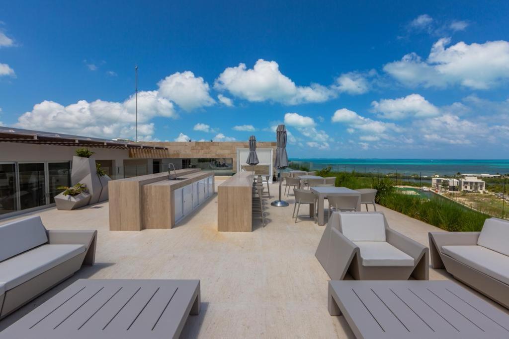 Luxury 3 Bedroom Rooftop Pool, Near The Beach Apartment *