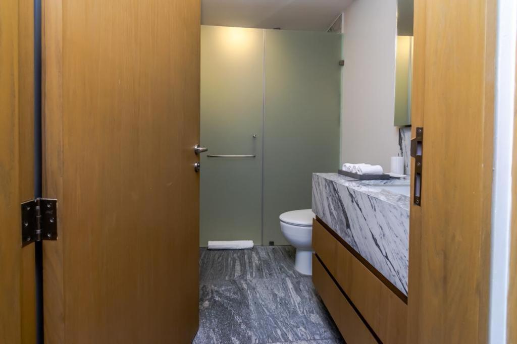 Luxury 3 Bedroom Rooftop Pool, Near The Beach Apartment *