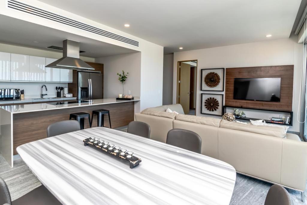 Luxury 3 Bedroom Rooftop Pool, Near The Beach Apartment