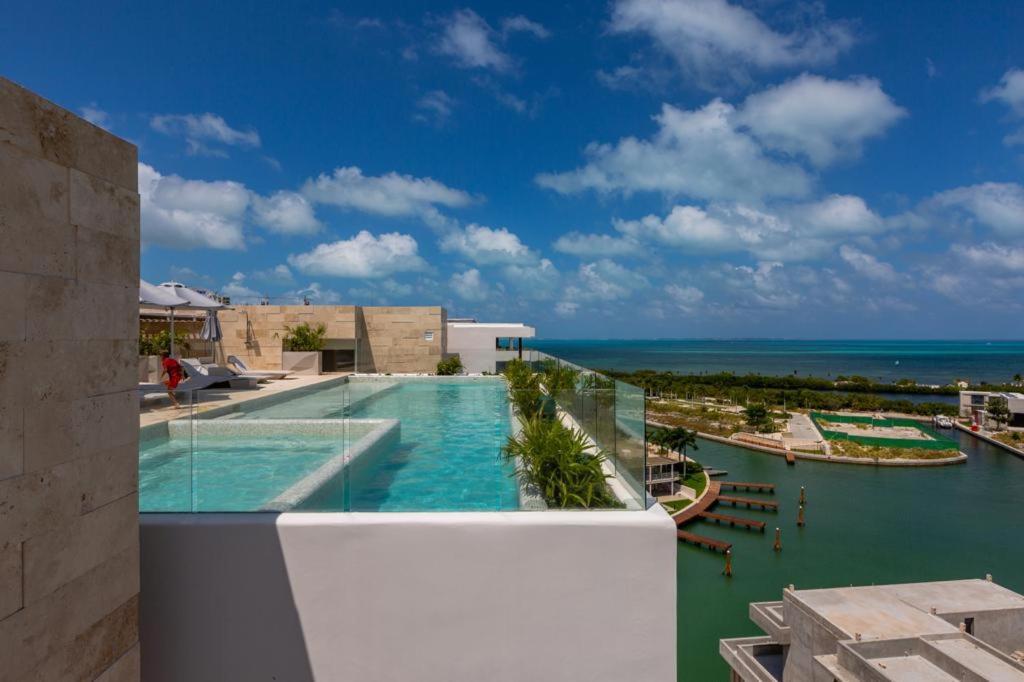 Luxury 3 Bedroom Rooftop Pool, Near The Beach Apartment *