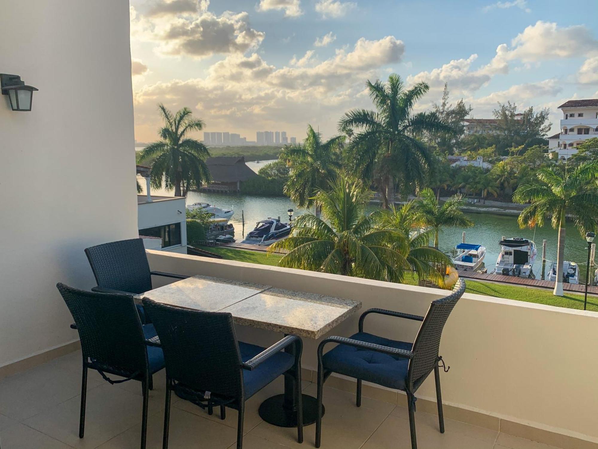 Luxury By The Lagoon Apartment